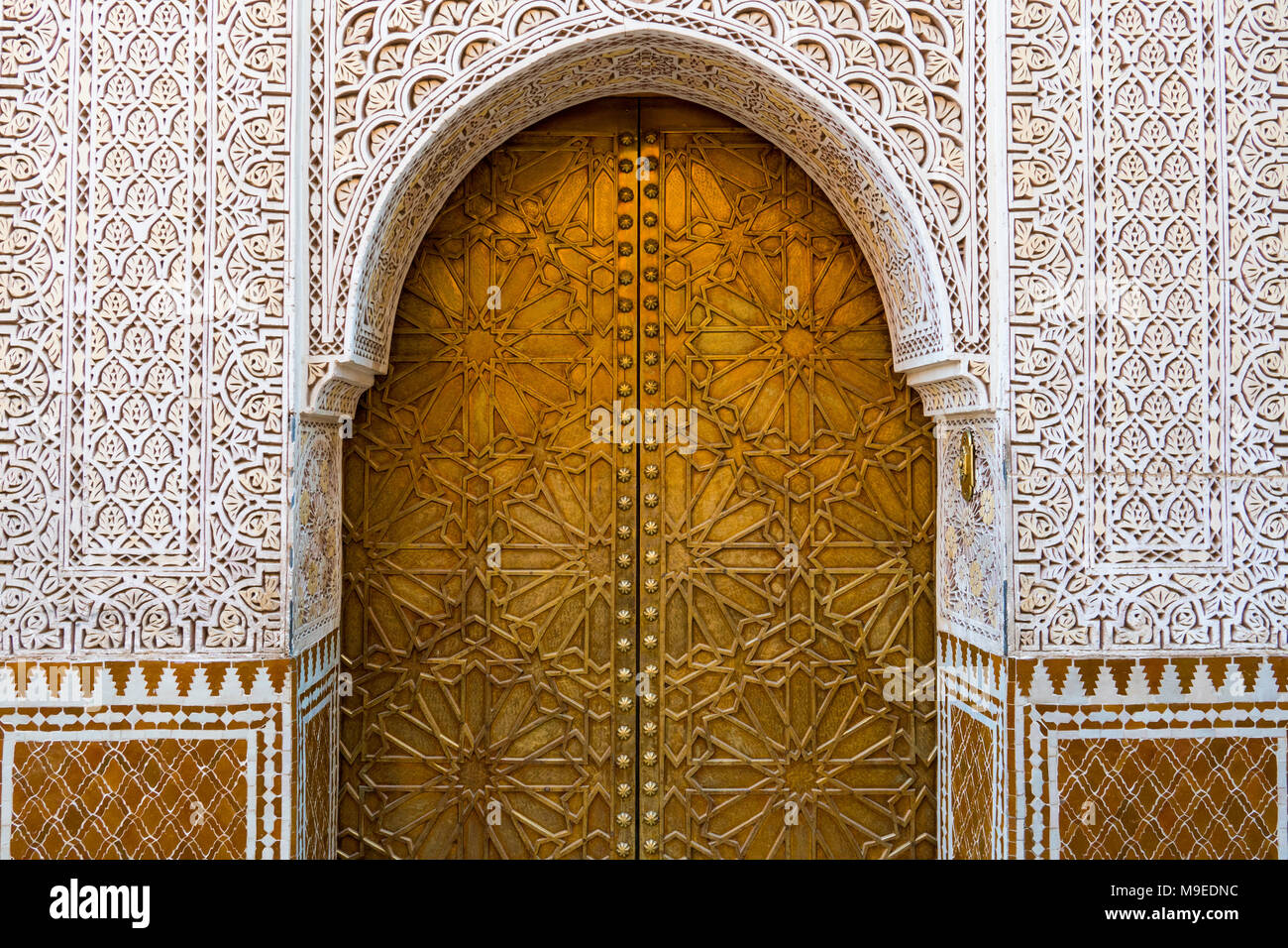 Golden traditionnels porte marocaine avec arabesque floral Banque D'Images