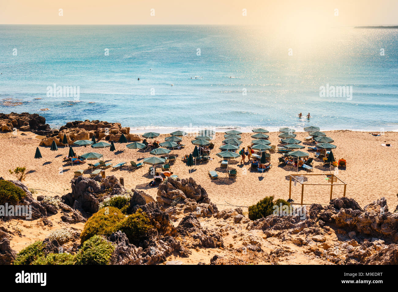 L'île de Crète, Grèce - 25 mai 2016 : se détendre et prendre le soleil sur la magnifique plage de Falasarna sur l'île de Crète, Grèce Banque D'Images