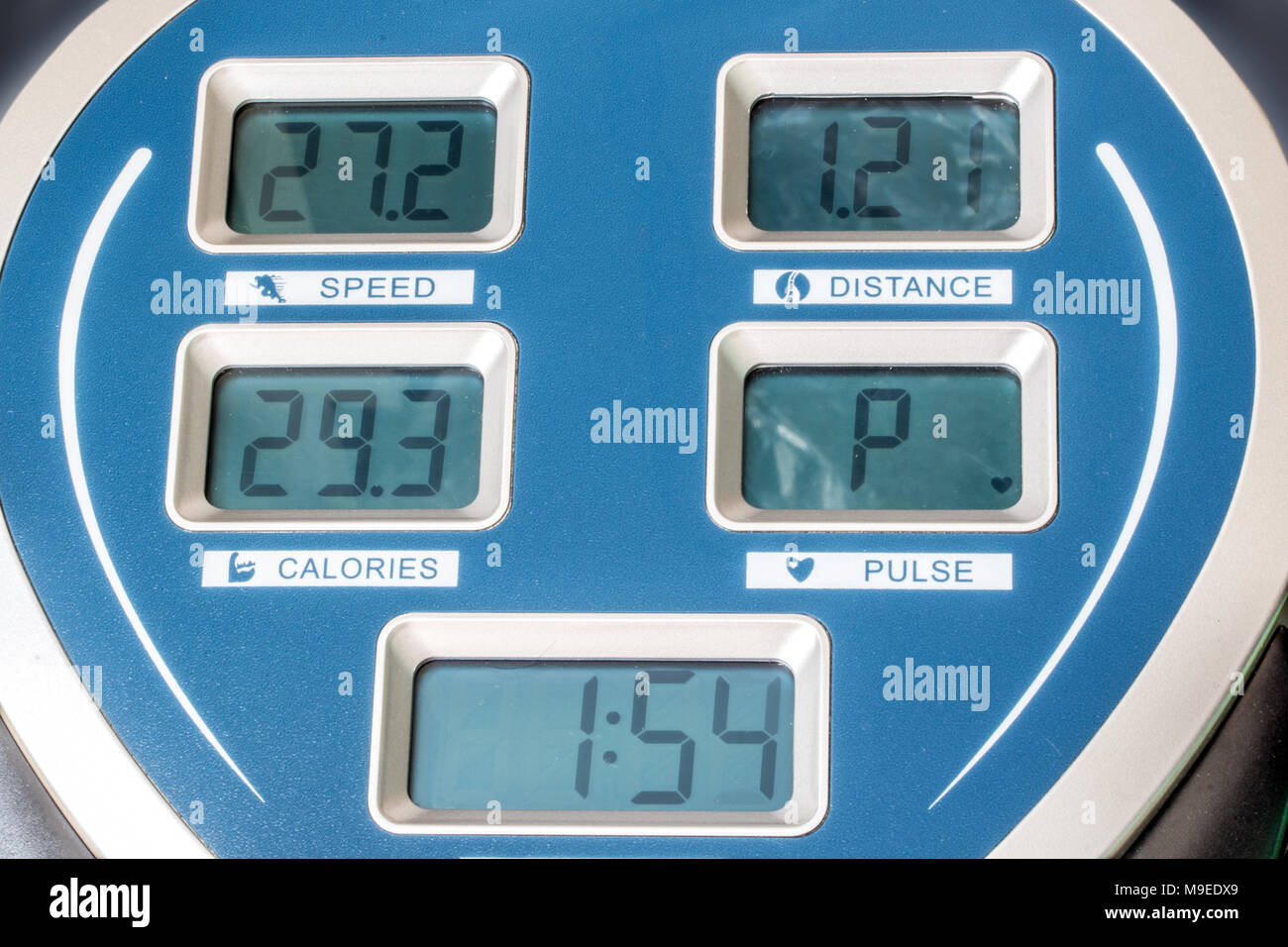 Le panneau d'affichage sur la machine d'exercice. L'écran affiche vitesse, temps, distance et calories brûlées sur la machine de formation. Banque D'Images