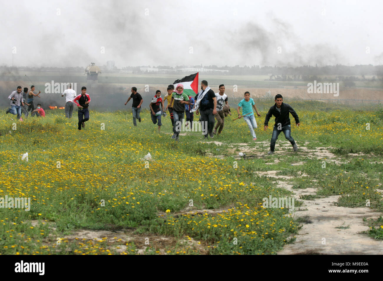 Gaza, Territoires palestiniens. 23 mars, 2018. Un des manifestants palestiniens jette des pierres sur des soldats israéliens lors d'affrontements avec les troupes israéliennes près de Banque D'Images