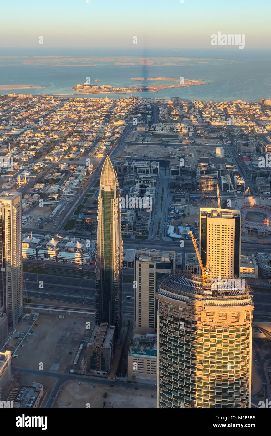 Dubaï, Émirats arabes unis - le 12 janvier 2018 : Vue aérienne de gratte-ciel en direction de la mer du centre-ville de Dubaï avec l'ombre de l'immeuble le plus haut sur le monde à beau s Banque D'Images