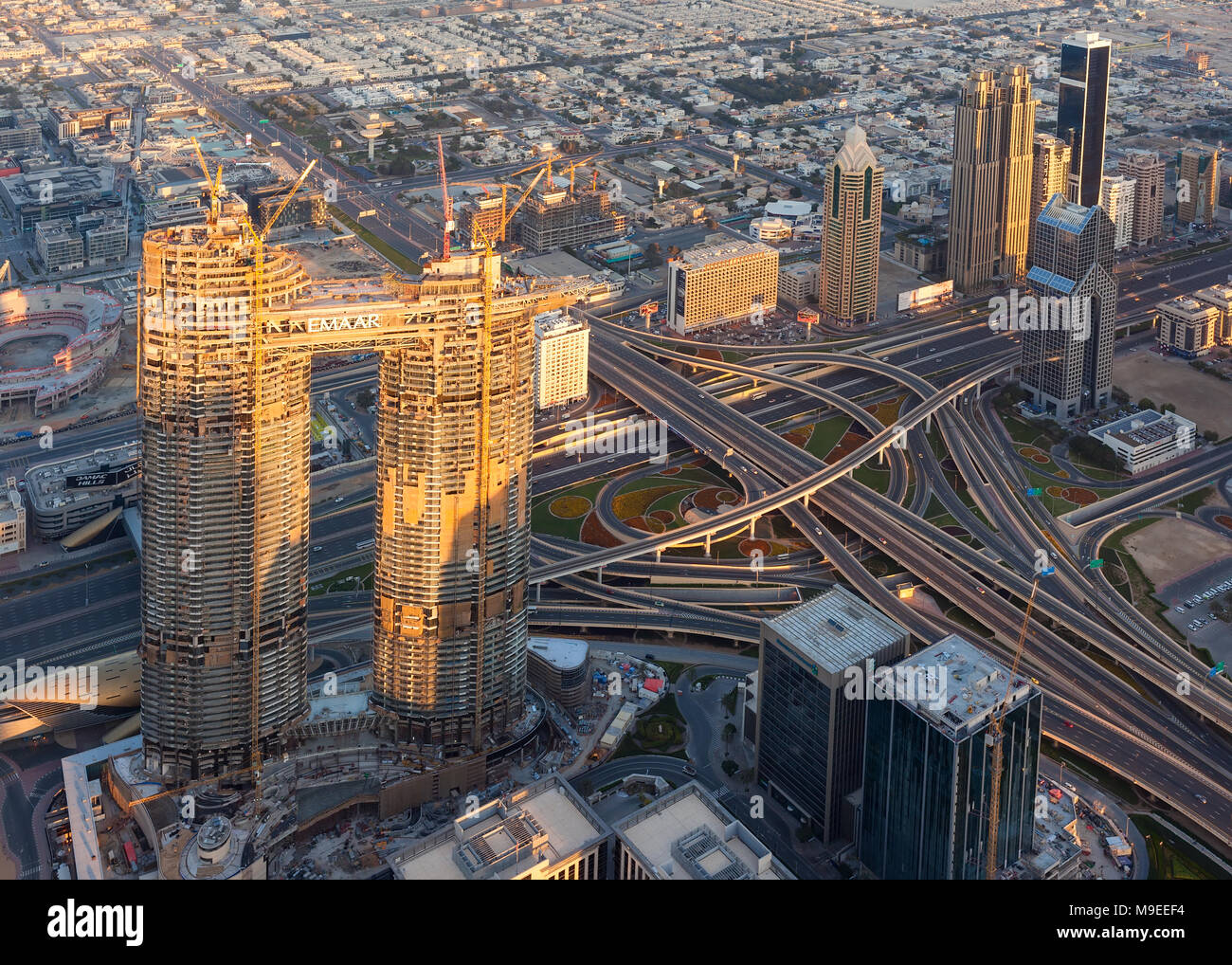 Dubaï, Émirats arabes unis - le 12 janvier 2018 : Vue aérienne de gratte-ciels et de l'infrastructure de transport moderne de centre-ville à partir de la plus haute tour de Dubaï sur le monde Banque D'Images