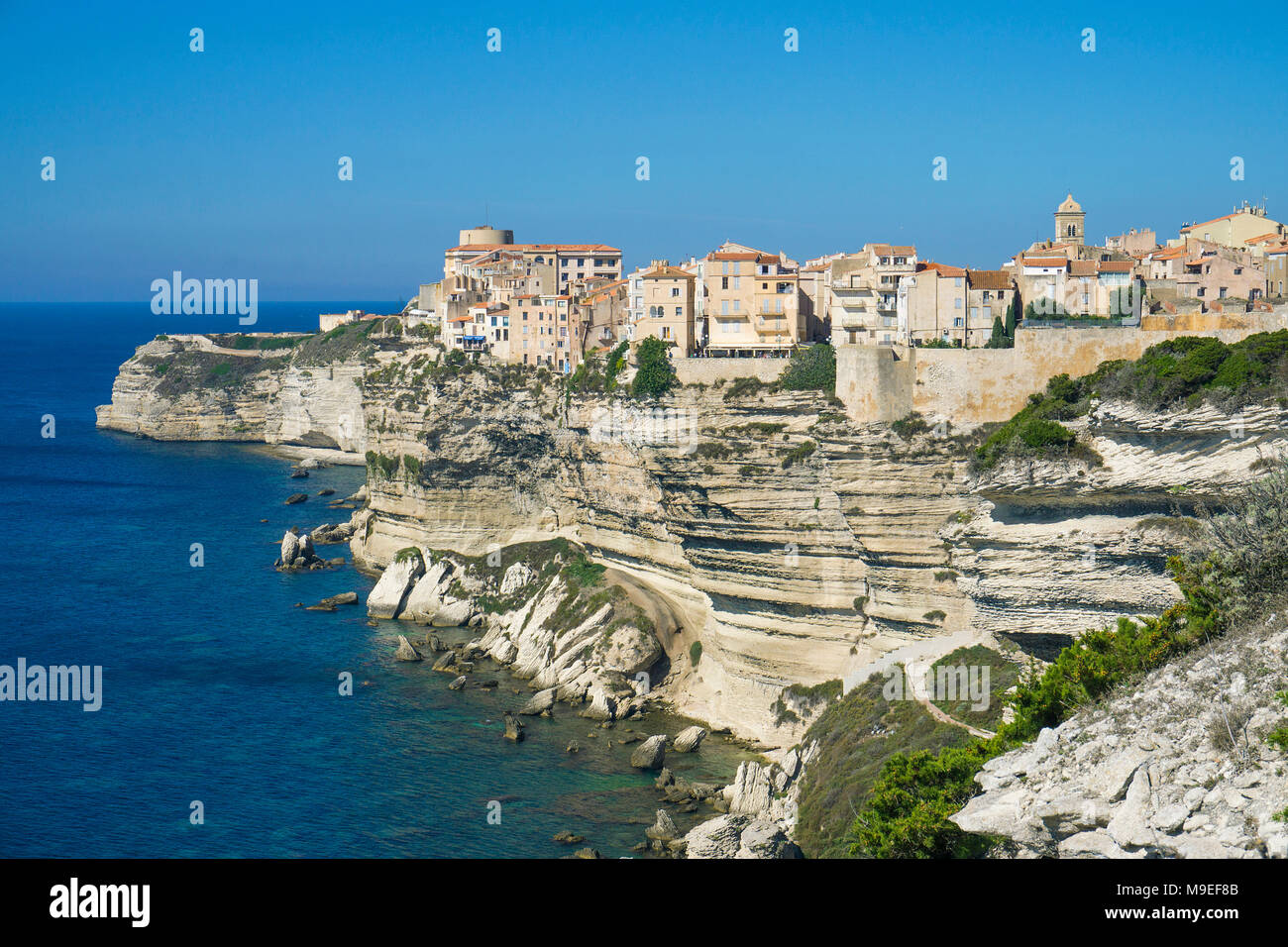 Citadelle et la haute ville de Bonifacio, construit sur une falaise chalkstone, Corse, France, Europe, Méditerranée Banque D'Images