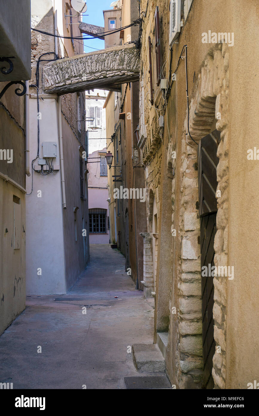 Ruelle médiévale à la haute ville, vieille ville de Bonifacio, Corse, France, Europe, Méditerranée Banque D'Images