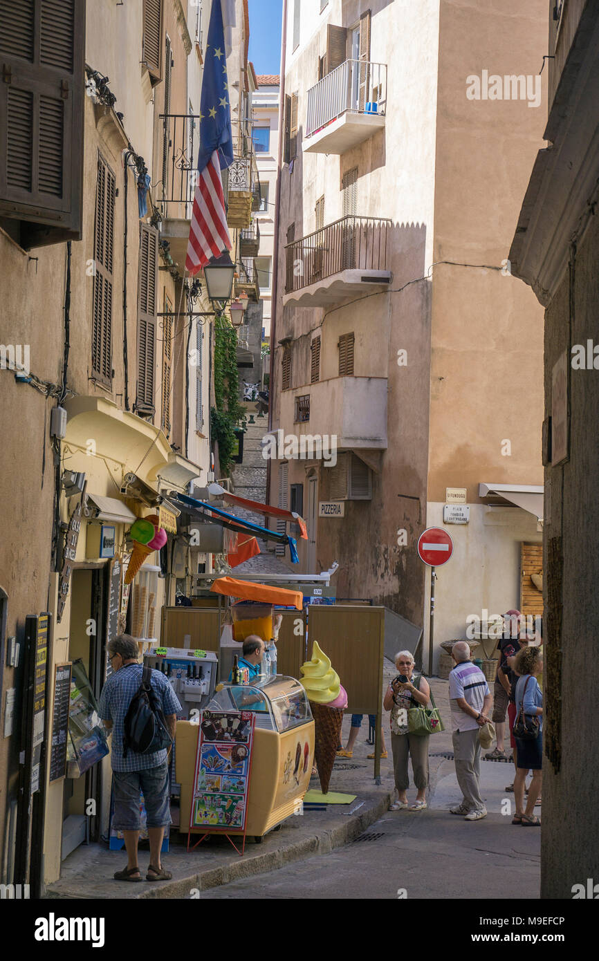 Boutiques dans l'ancienne ville de Bonifacio, Corse, France, Europe, Méditerranée Banque D'Images