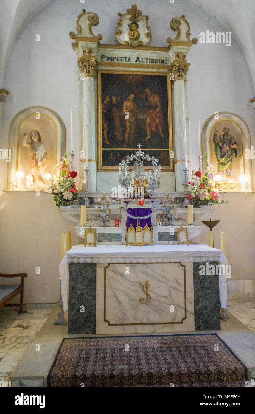 L'intérieur de l'autel Sancte Joannes Baptista chapelle, vieille ville de Bonifacio, Corse, France, Europe, Méditerranée Banque D'Images