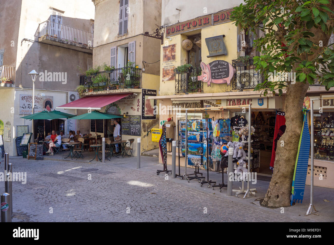 Boutique de souvenirs et un bar à l'ancienne ville de Bonifacio, Corse, France, Europe, Méditerranée Banque D'Images