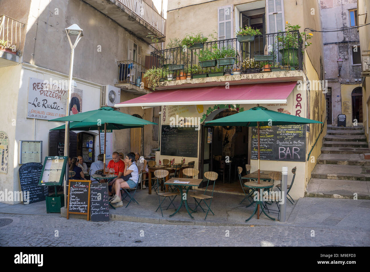 Bar idyllique à l'ancienne ville de Bonifacio, Corse, France, Europe, Méditerranée Banque D'Images