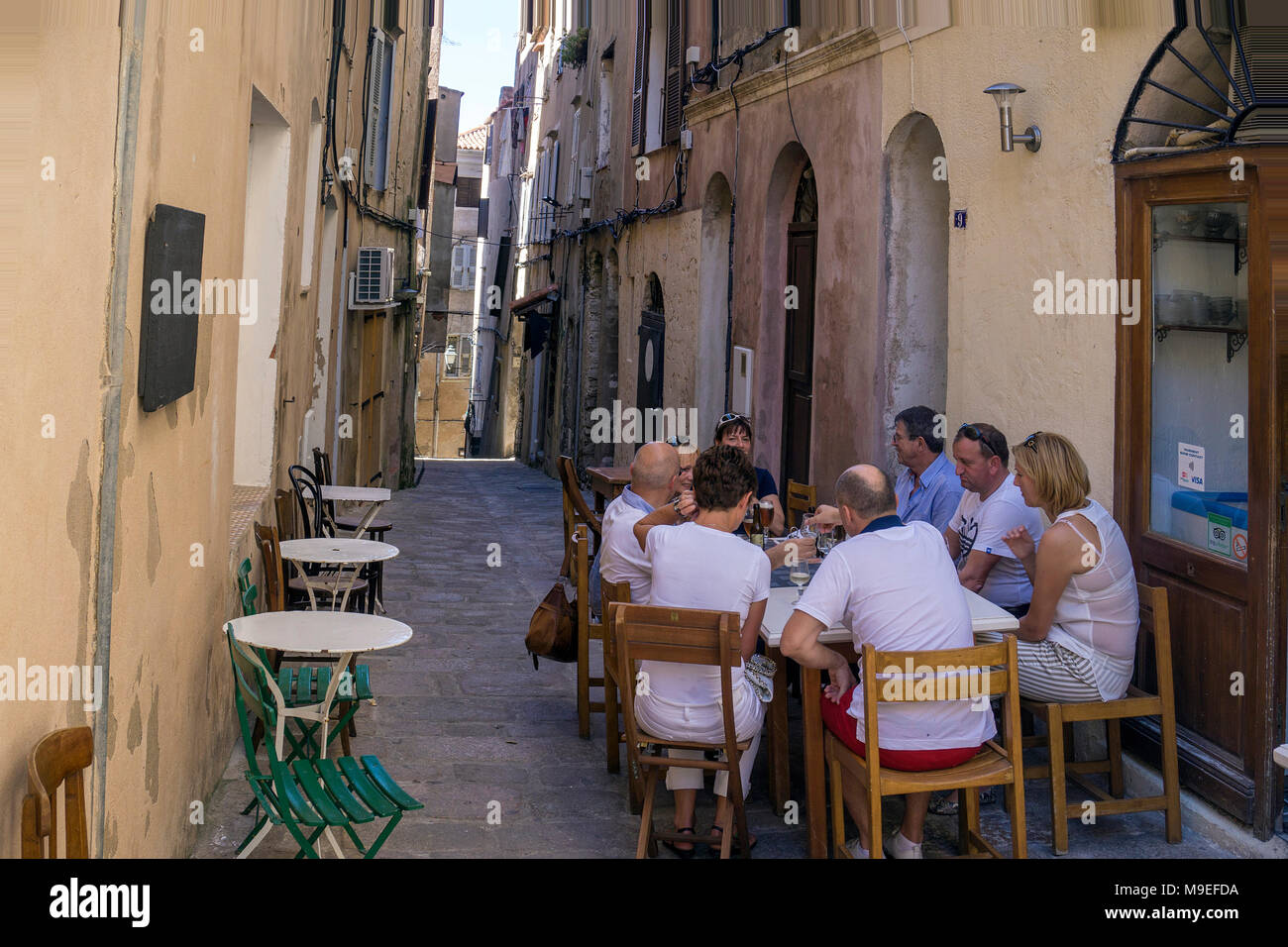 Bar et restaurant dans une ruelle étroite, la vieille ville de Bonifacio, Corse, France, Europe, Méditerranée Banque D'Images