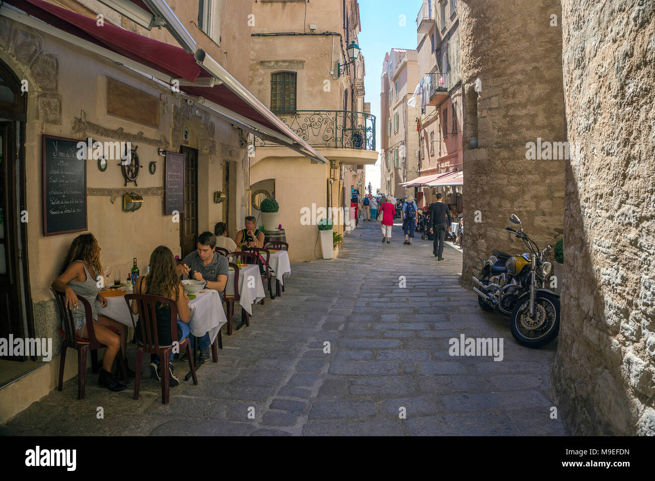 Bar et restaurant dans une ruelle étroite, la vieille ville de Bonifacio, Corse, France, Europe, Méditerranée Banque D'Images