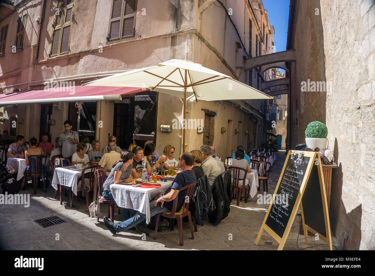 Restaurant idyllique à l'ancienne ville de Bonifacio, Corse, France, Europe, Méditerranée Banque D'Images