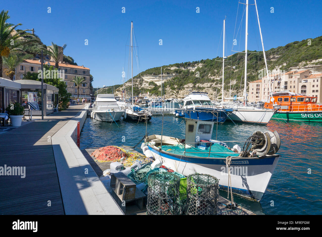 Bateau de pêcheur au port de plaisance et de pêche de Bonifacio, Corse, France, Europe, Méditerranée Banque D'Images