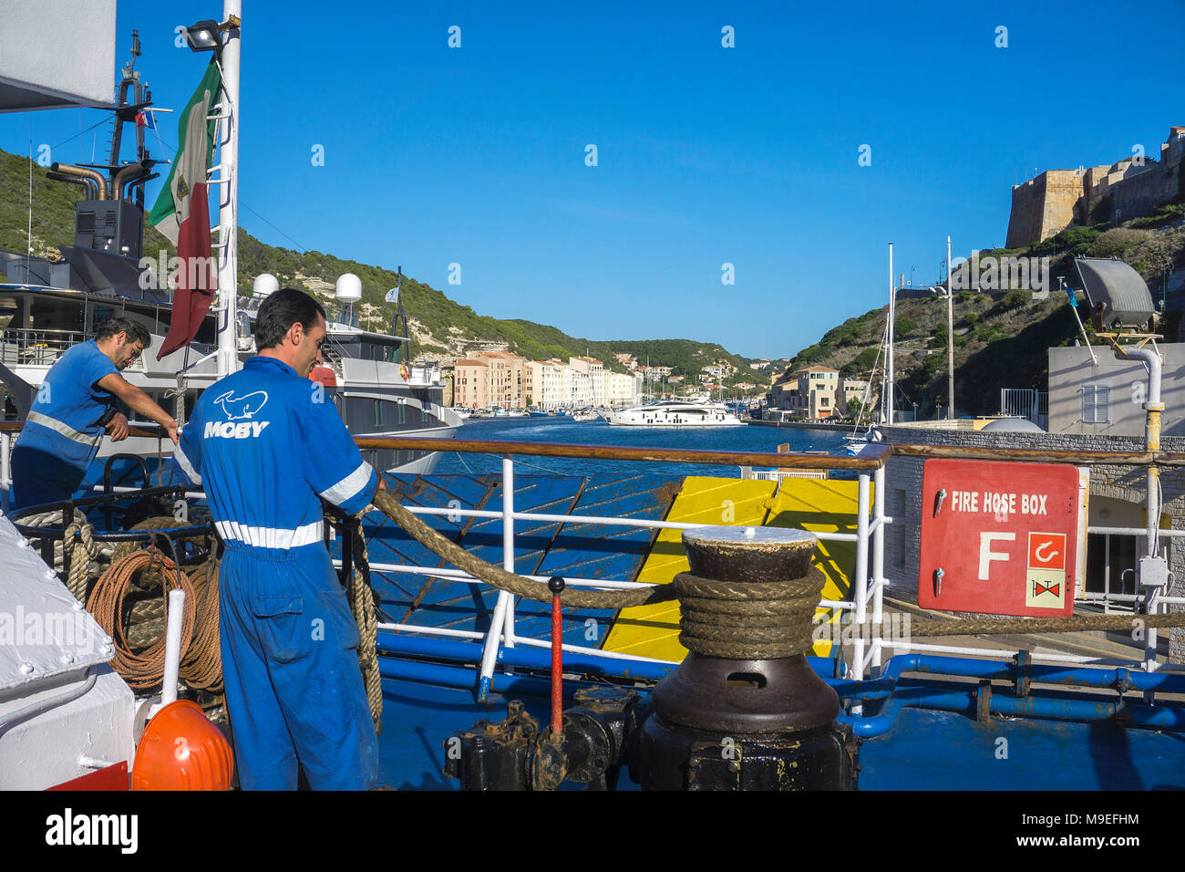 Pêche à ferry et du port de plaisance de Bonifacio, Corse, France, Europe, Méditerranée Banque D'Images