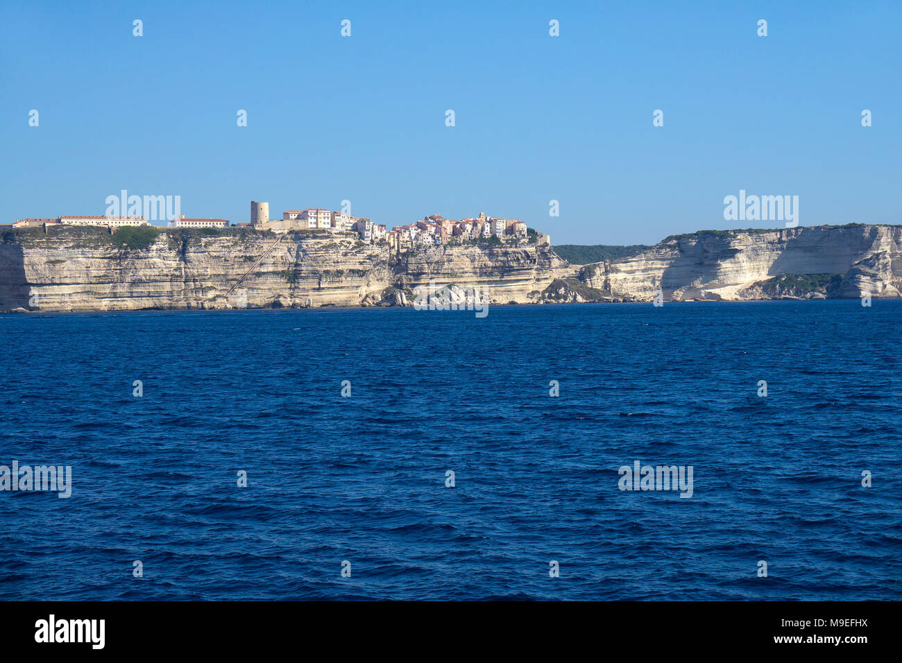 Bonifacio, ville portuaire historique ancien construit sur une falaise de calcaire, le détroit de Bonifacio, Corse, France, Europe, mer Méditerranée Banque D'Images