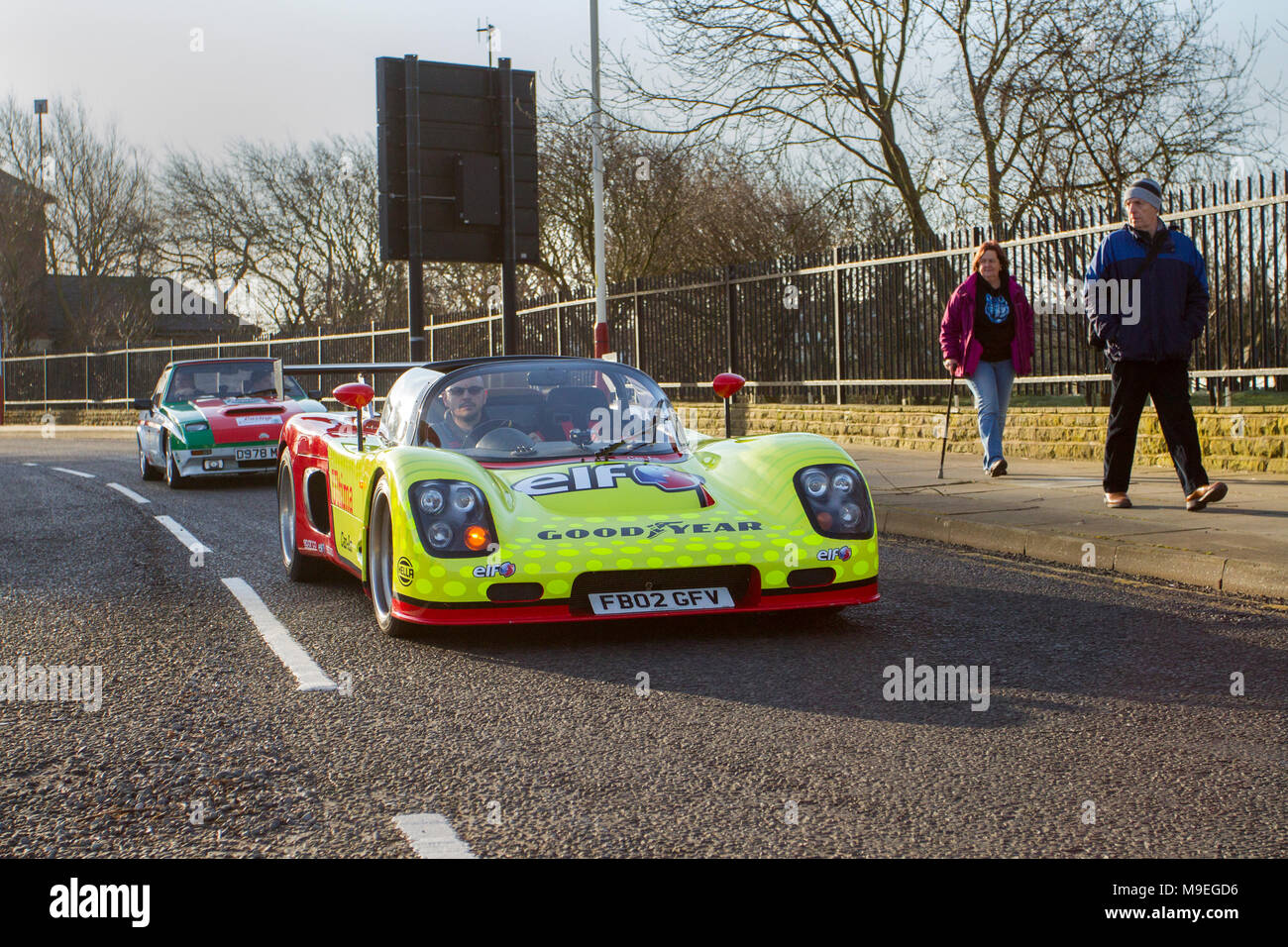 2002 jaune Ultima CAN-Am sensationnel voiture de route convertible à l'événement de Supercar du Nord-Ouest alors que les voitures et les touristes arrivent dans la station côtière lors d'une chaude journée de printemps. Les voitures se trouvent sur l'esplanade du front de mer, tandis que les amateurs de voitures de rallye et de voitures classiques profitent du temps chaud pour une journée de conduite. Banque D'Images