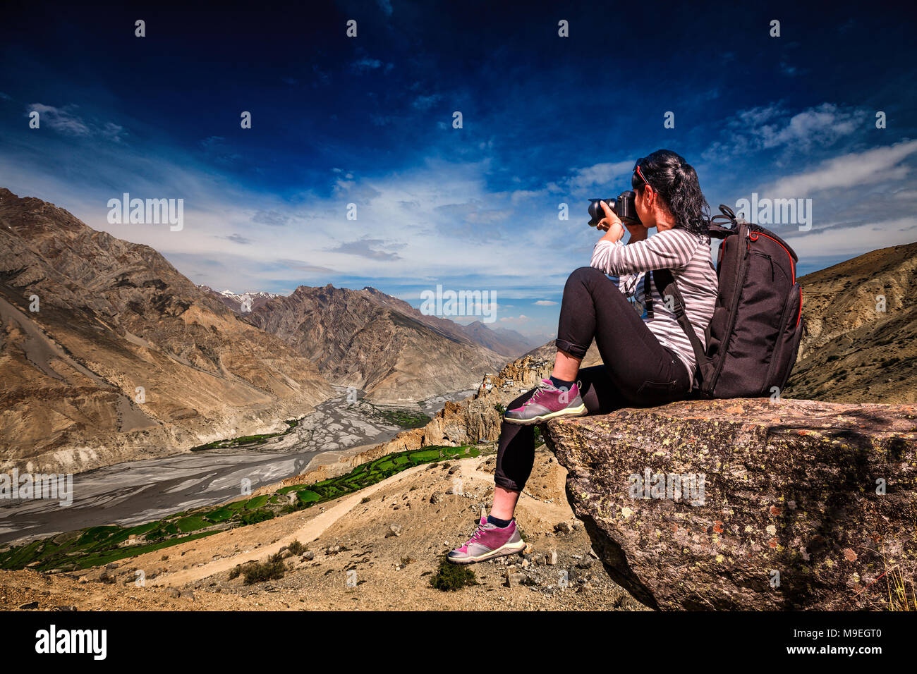 Dhankar gompa. La vallée de Spiti, Himachal Pradesh, Inde. Photographe Nature touriste avec appareil photo shoots en se tenant sur le haut de la montagne. Banque D'Images