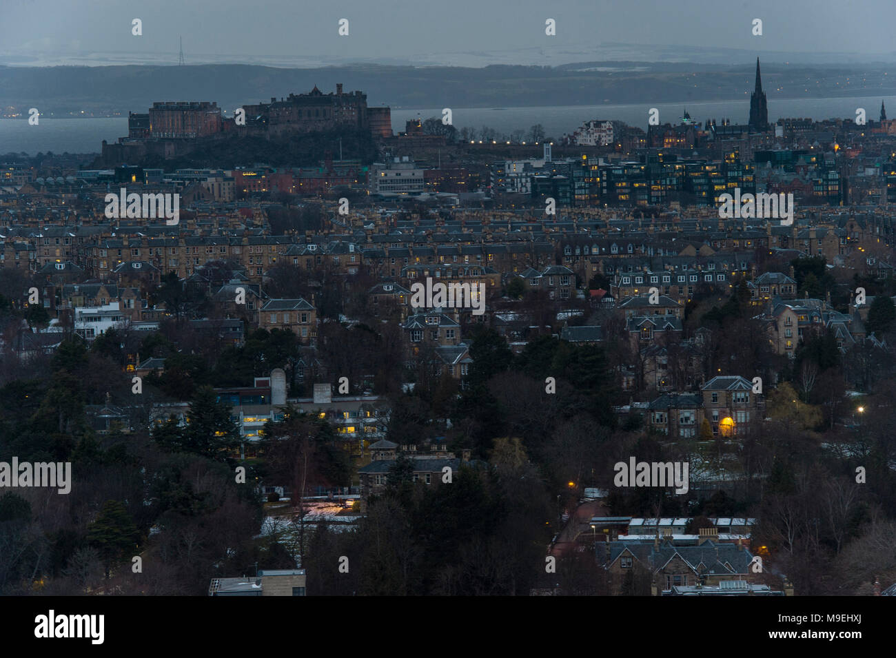 Une vue de haut au-dessus de Paris dans la moitié de la lumière avec le Château d'Édimbourg et King Arthur's Seat dans l'arrière-plan Banque D'Images