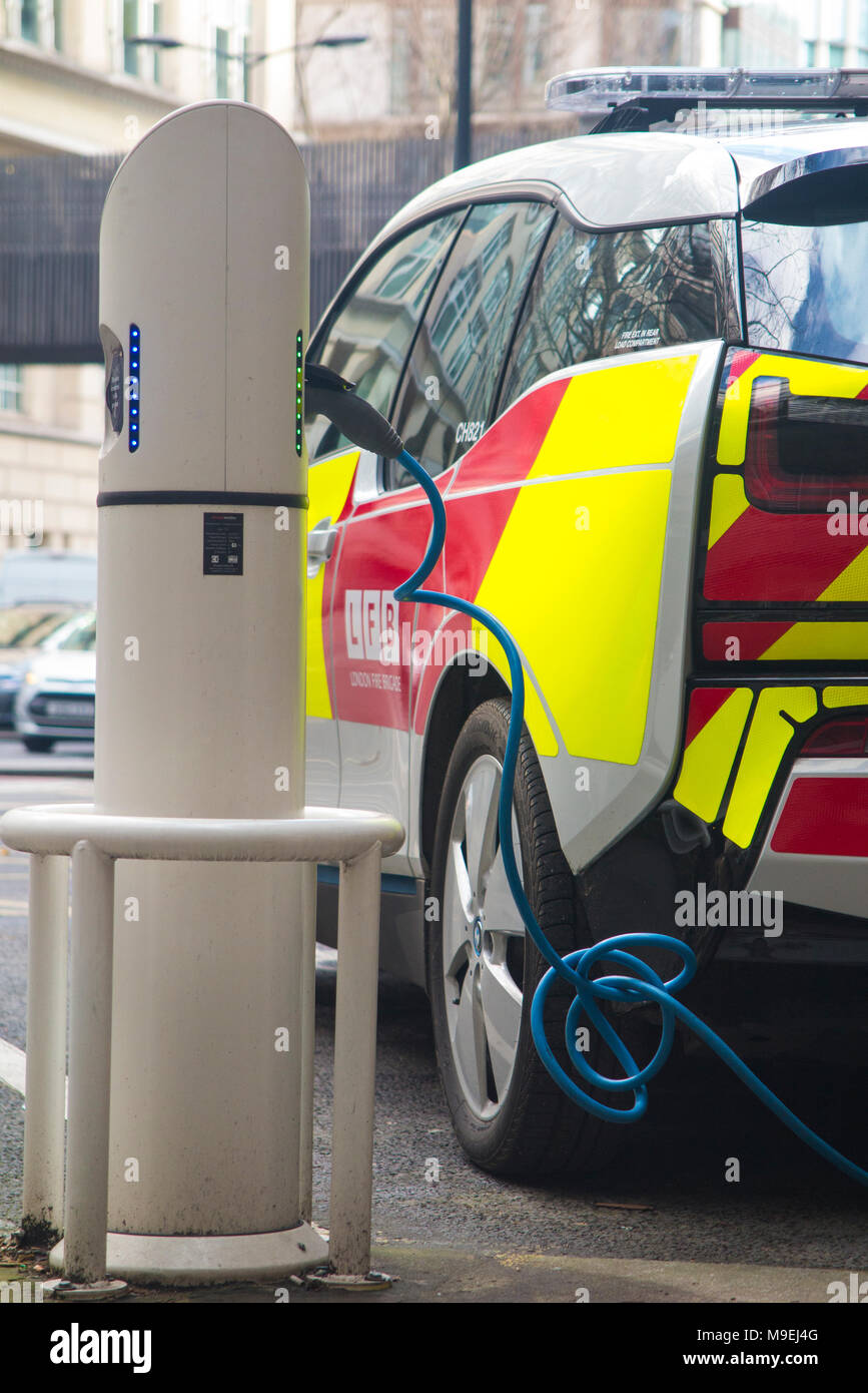 Un London Fire Brigade smart BMW i3 voiture en cours pratiqués à l'extérieur de la firestation Banque D'Images