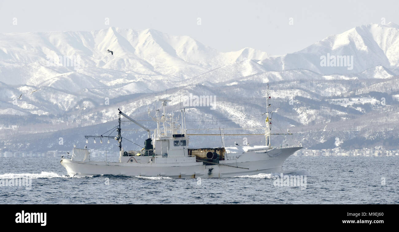 Navires de pêche japonais dans la mer d'Okhotsk à l'extérieur de l'île de Kunashir. Saison d'hiver. Banque D'Images