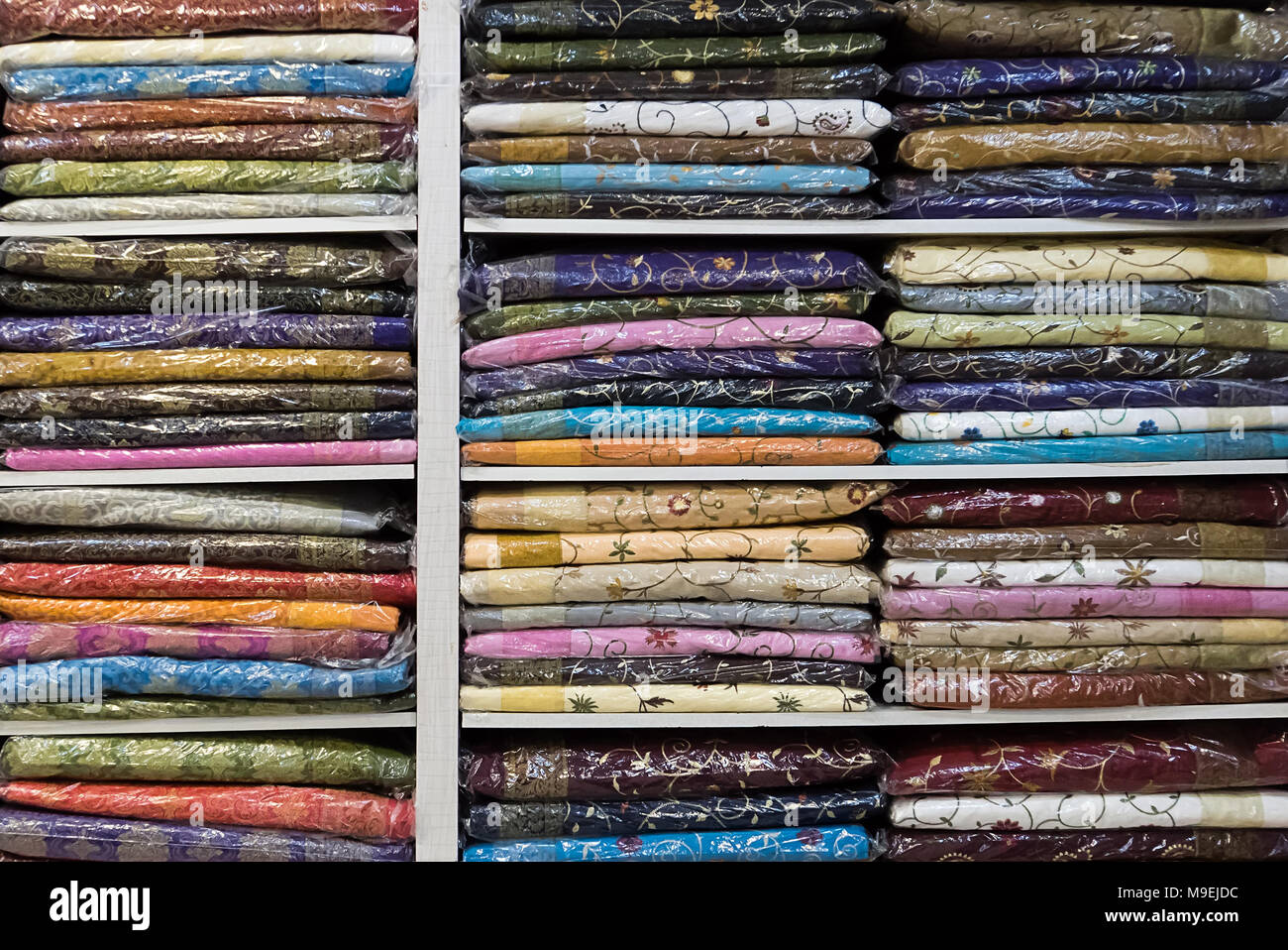 Étagère avec des vêtements colorés. La Fédération nationale indienne des vêtements. Sari's dans le magasin sur l'étagère. Les femmes saree. New Delhi Inde main Bazaar Banque D'Images