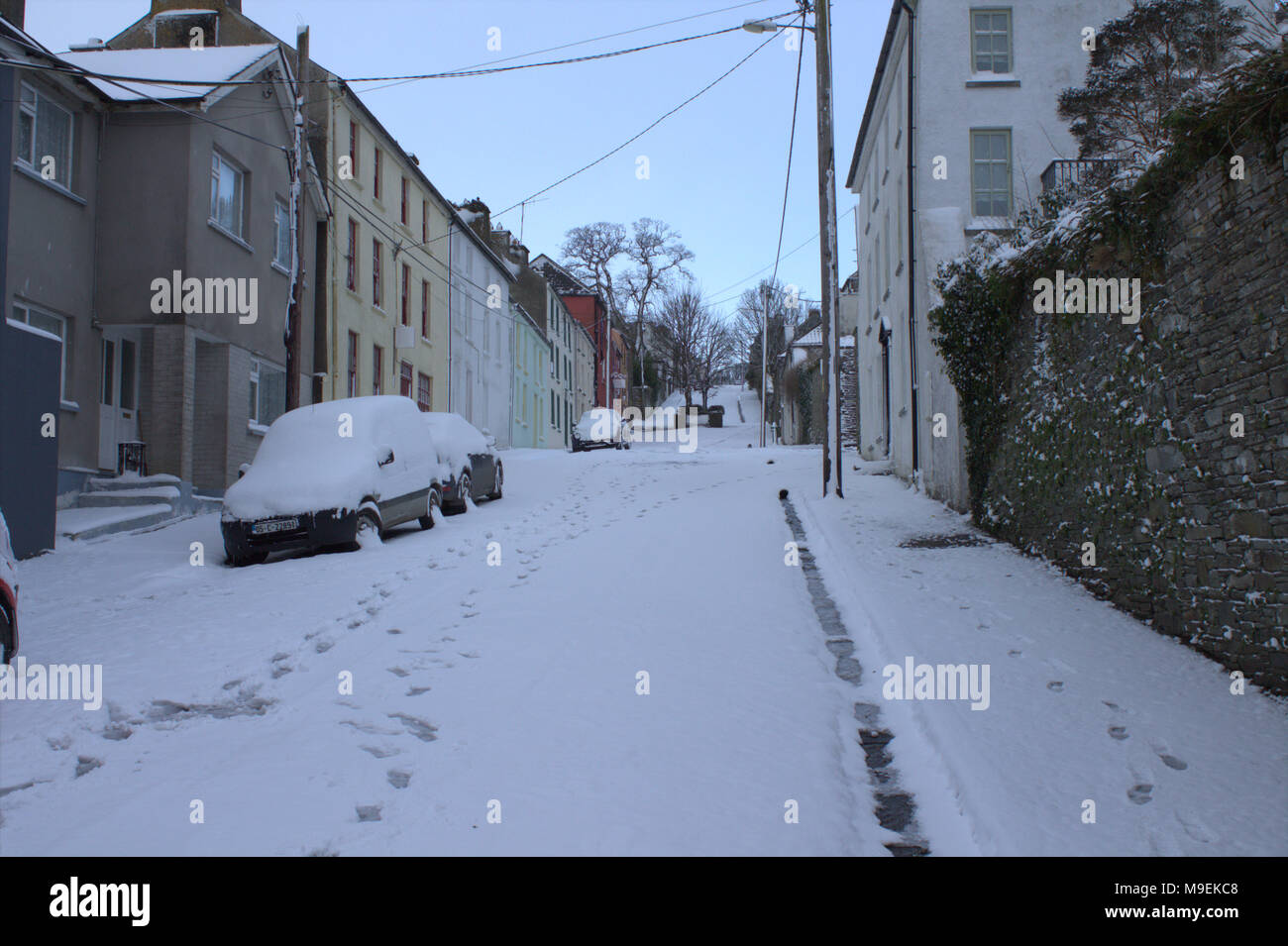 La neige a couvert les routes, trottoirs et sentiers ou sentier et voitures après des nuits de neige. L'Irlande Banque D'Images