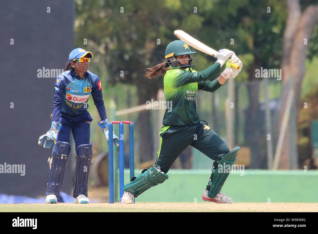 Sri Lanka, 23 mars 2018. Batteurs du Pakistan Sidra Nawaz joue un coup au cours de la Journée de la femme l'un match international entre au Sri Lanka Rangiri Dambulla International Stadium Le Sri Lanka le 24 mars 2018. Credit : Lahiru Harshana/Alamy Live News Banque D'Images