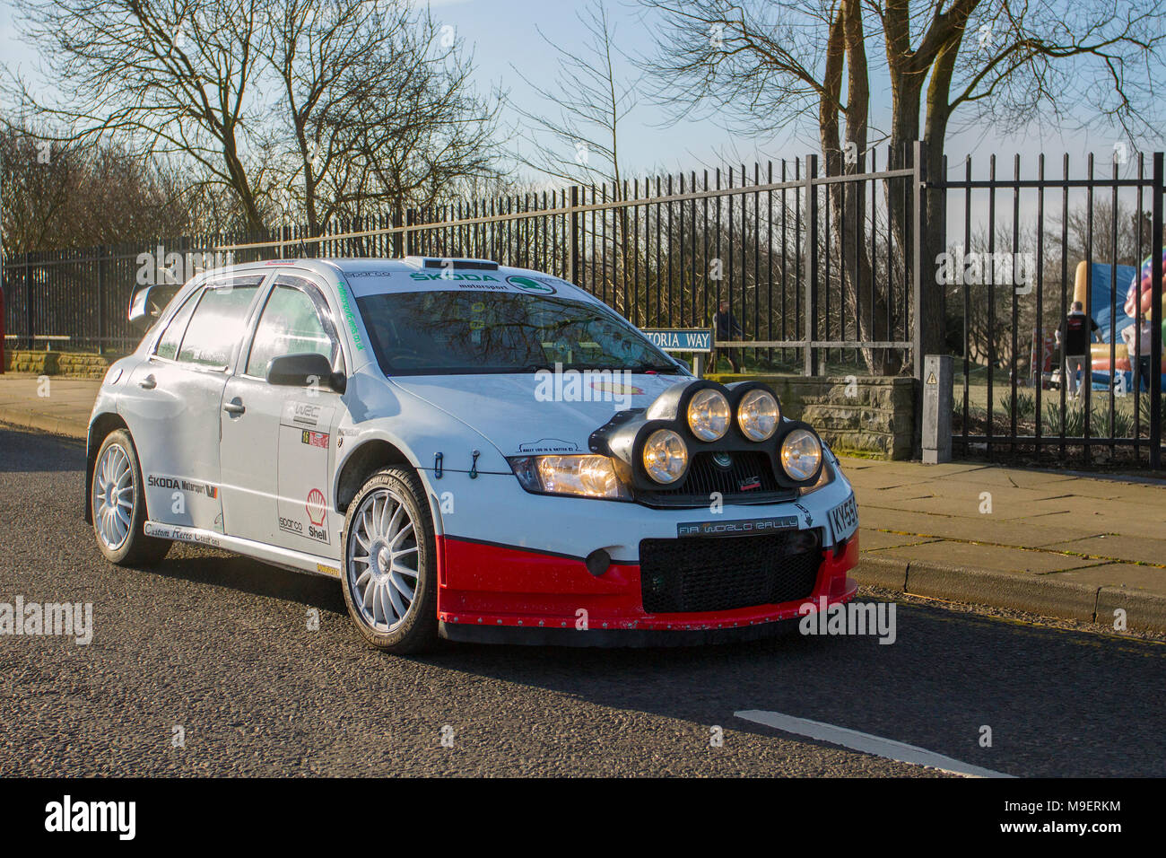 2005 Skoda Motorsport rouge blanc modifié World Ally voiture à l'événement de Supercar du Nord-Ouest alors que les voitures et les touristes arrivent dans la station côtière lors d'une chaude journée de printemps. Banque D'Images