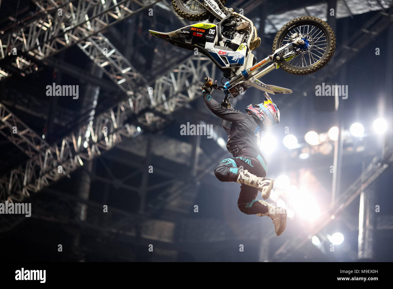 Cracovie, Pologne. 24 mars, 2018. Divers Nuit de la grimpe - le championnat du monde de freestyle motocross (FMX). Jeune Champion, Luc Ackermann effectue des tricks spectaculaires. Credit : Filip Radwanski/Alamy Live News Crédit : Filip Radwanski/Alamy Live News Banque D'Images