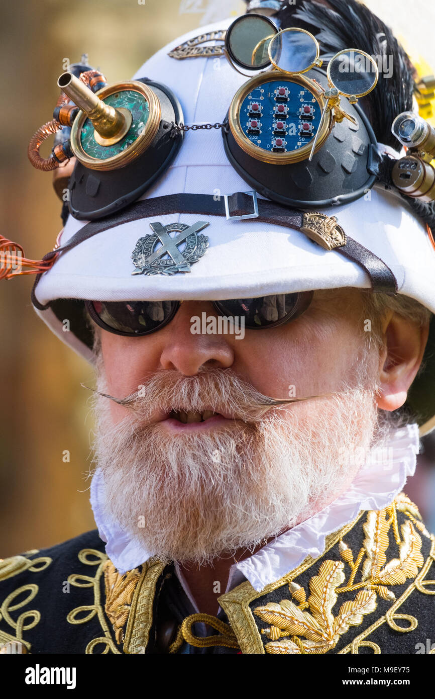 Un homme passionné de Steampunk avec casque colonial à la Shrewsbury spectaculaire Steampunk tenue à l'église de Sainte Marie dans le centre-ville, le Shropshire, England, UK. Banque D'Images