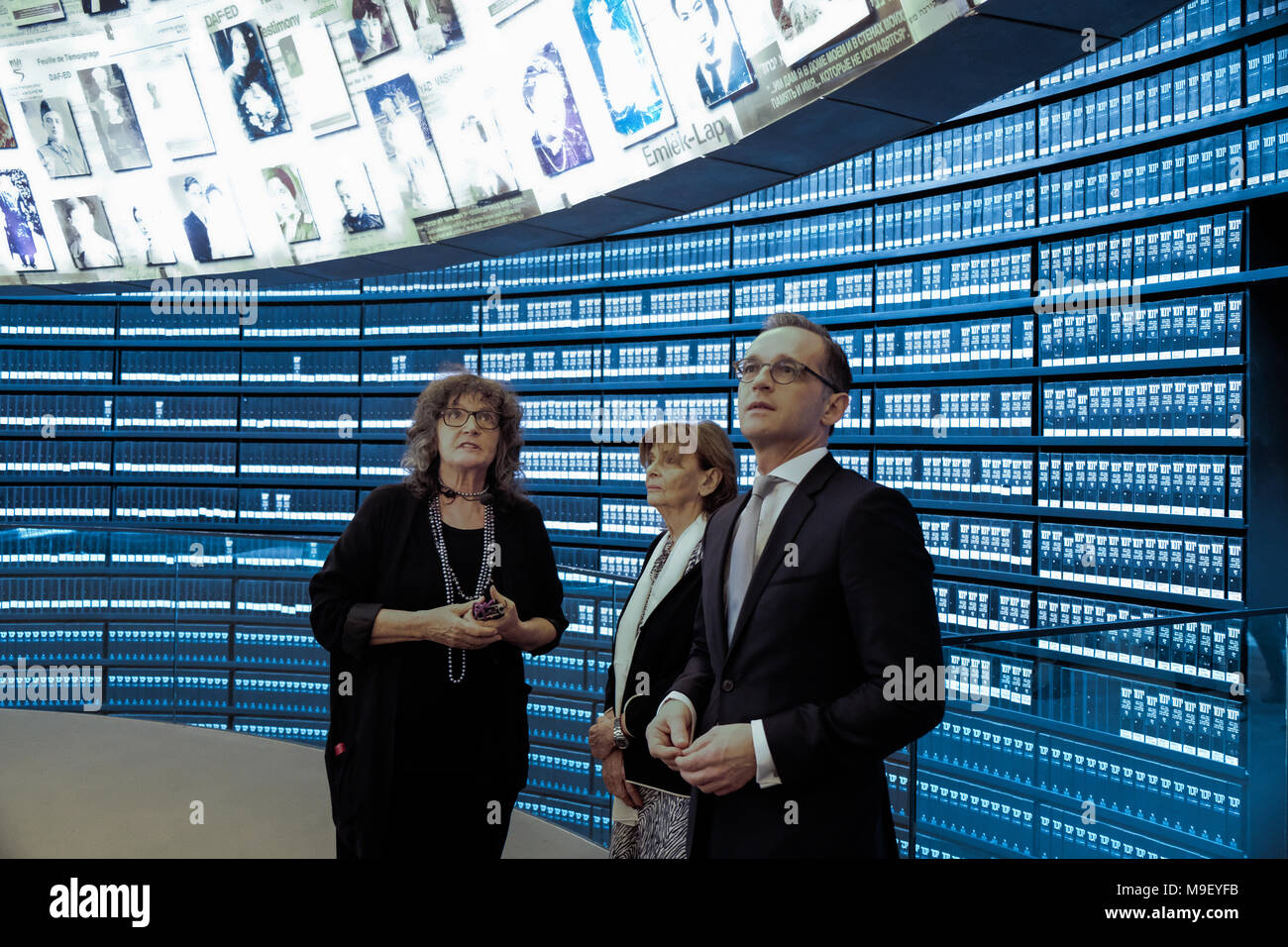 Jérusalem, Israël. 25 mars, 2018. Le ministre fédéral des affaires étrangères de l'Allemagne, HEIKO MAAS (R), les regards jusqu'à grande pages de témoignages dans la salle des noms à Yad Vashem Holocaust Museum, où les pages de témoignages de plus de 4 000 000 victimes de l'holocauste juif sont éternellement préservés. Maas visité le musée, a participé à une cérémonie commémorative, visité le Children's Memorial et a signé le livre d'or du musée. Credit : Alon Nir/Alamy Live News Banque D'Images