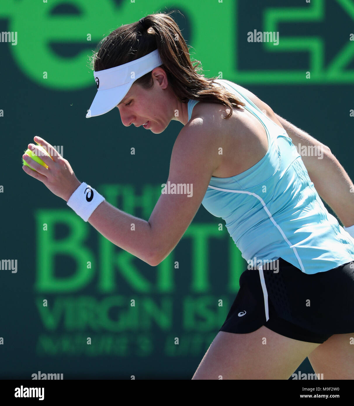 Key Biscayne, Floride, USA. Mar 25, 2018. Johanna Konta de Grande-Bretagne se prépare à servir contre Elise Mertens de Belgique durant le jour 8 de l'Open de Miami 2018 présenté par le tournoi de tennis professionnel Itau, joué au Tennis Center de Crandon Park à Key Biscayne, en Floride, aux États-Unis. Mario Houben/CSM/Alamy Live News Banque D'Images