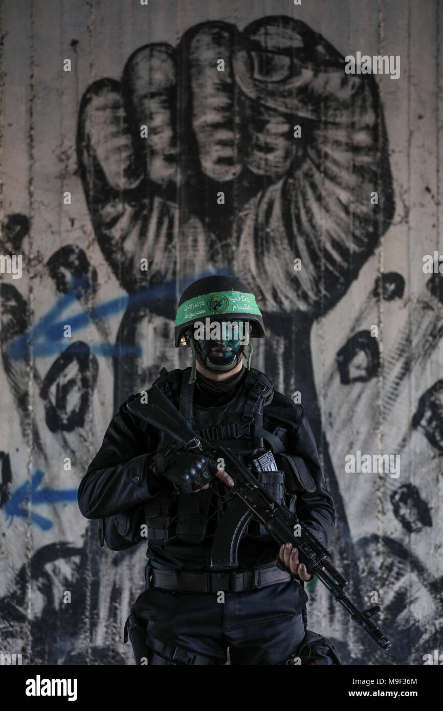 Dpatop - un militant d'Izz ad-Din al-Qassam, la branche militaire du mouvement islamiste palestinien Hamas, monte la garde lors d'un forage à grande échelle à l'extérieur de la ville de Gaza, bande de Gaza, le 25 mars 2018. Photo : Wissam Nassar/dpa Banque D'Images