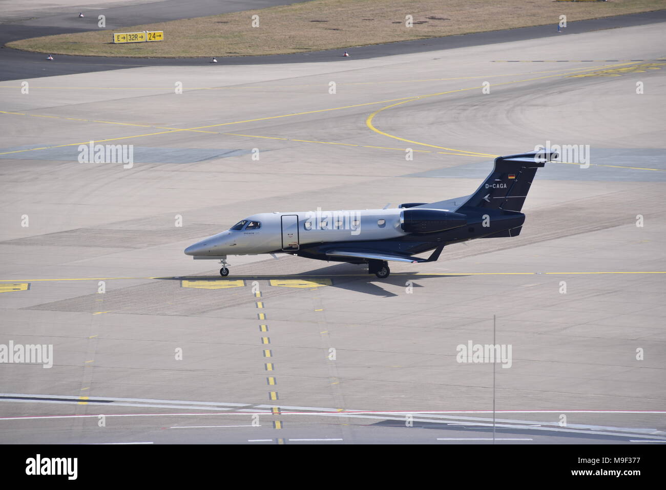 19 mars 2018, l'Allemagne, Cologne : Embraer Phenom 300 privé de Luxaviation Allemagne sur l'aérodrome. · Pas de service de fil · Photo : Horst Galuschka/dpa Banque D'Images