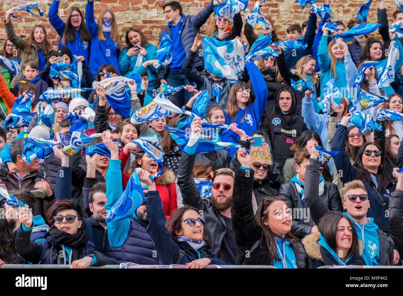 Torrita di Siena, Italie, 25 mars 2018. Les spectateurs attendent le départ de la Palio des ânes le 25 mars 2018 à Torrita di Siena, la 62e édition de la Palio dei somari âne (race) a eu lieu à Torrita di Siena, du 17 au 25 mars. © Stefano Mazzola / éveil / Alamy News Banque D'Images