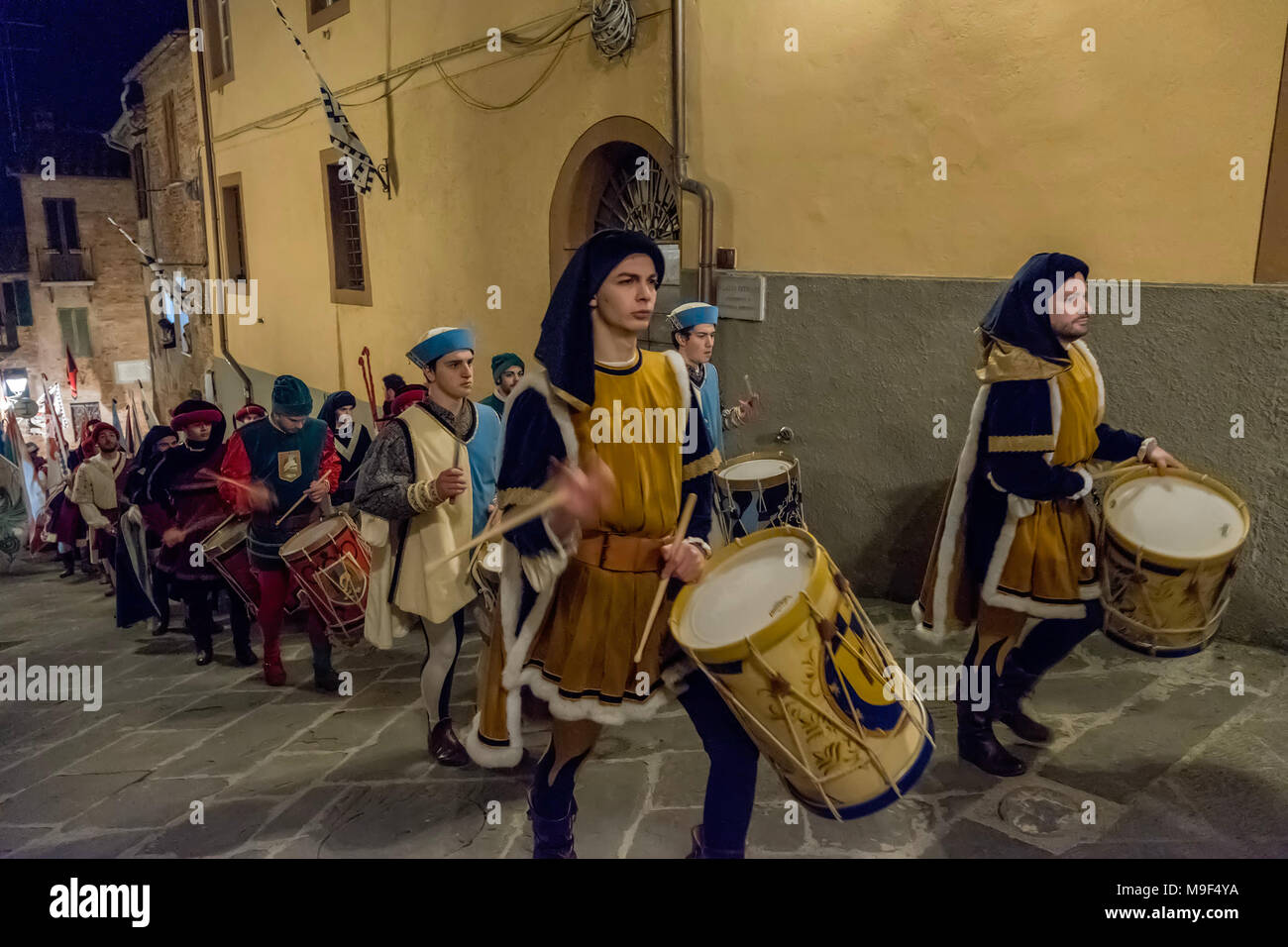 TORRITA DI SIENA, ITALIE - 24 mars : Performers assister aux célébrations de la journée avant la course d'Âne le 24 mars 2018 à Torrita di Siena, la 62e édition de la Palio dei somari âne (race) a eu lieu à Torrita di Siena, du 17 au 25 mars. © Stefano Mazzola / éveil / Alamy News Banque D'Images