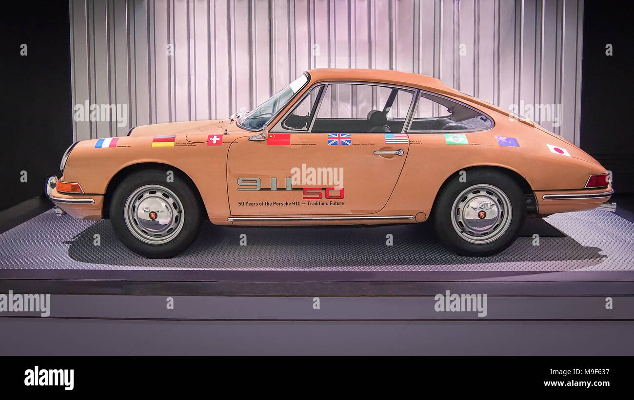 STUTTGART, ALLEMAGNE, LE 7 AVRIL, 2017 : 1966 Porsche 911 2.0 coupé dans le musée Porsche Banque D'Images