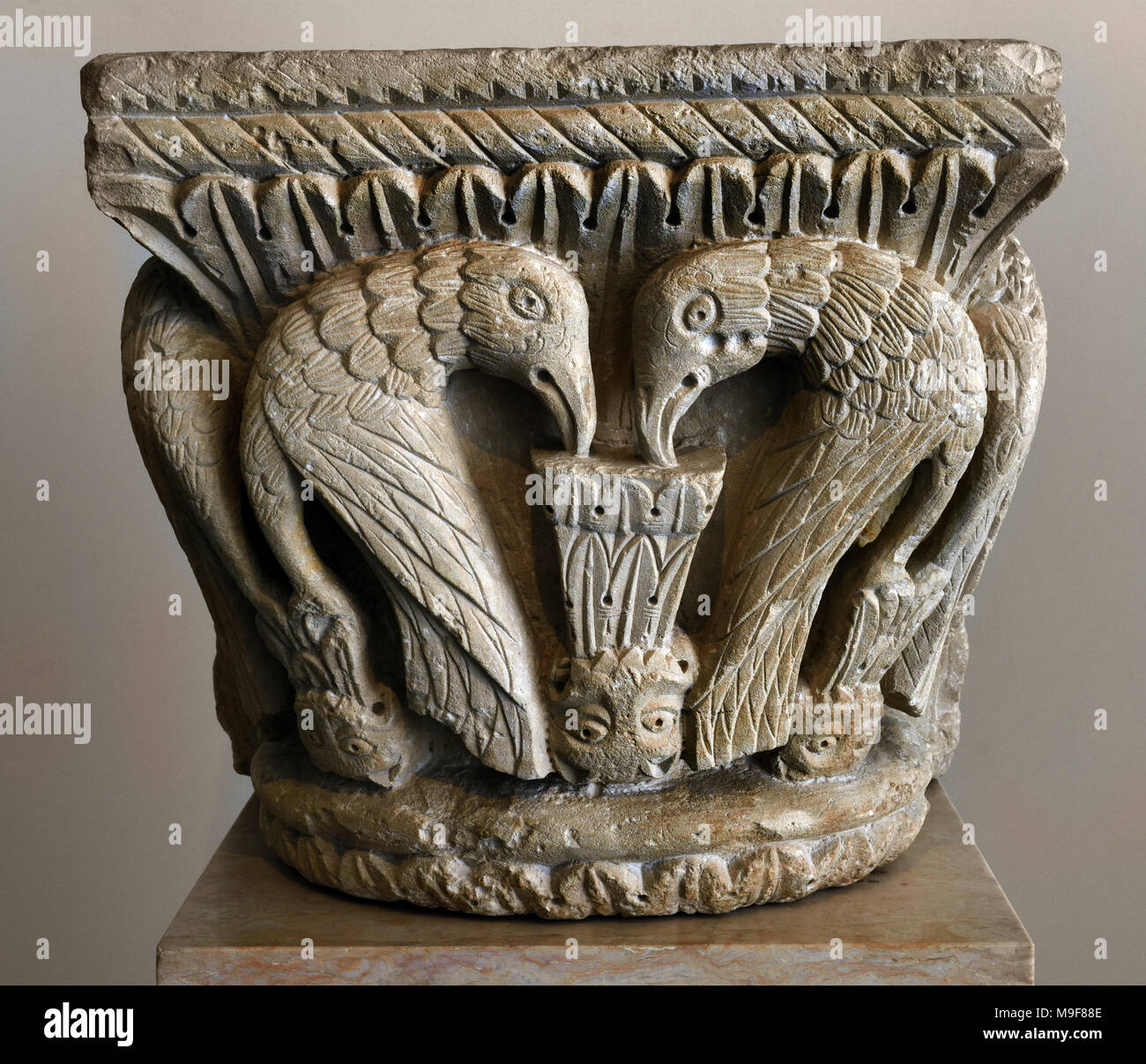Capital sirène 12ème siècle, Portugais, Portugal ( capitale, riche en iconographie, montre une configuration type thème romane - la sirène est maintenant un poisson dans sa main droite et de sa queue dans l'autre. Église de San Pedro. ) Banque D'Images