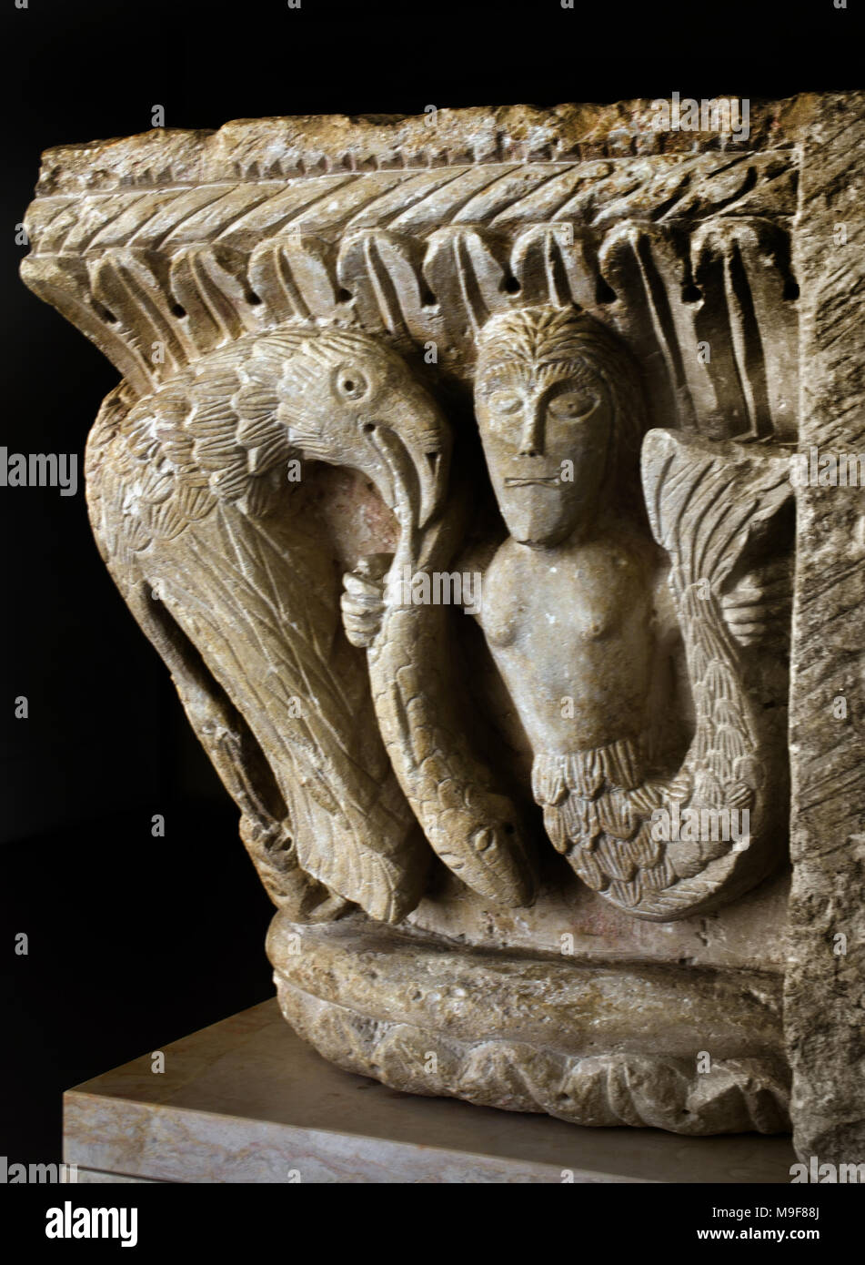 Capital sirène 12ème siècle, Portugais, Portugal ( capitale, riche en iconographie, montre une configuration type thème romane - la sirène est maintenant un poisson dans sa main droite et de sa queue dans l'autre. Église de San Pedro. ) Banque D'Images