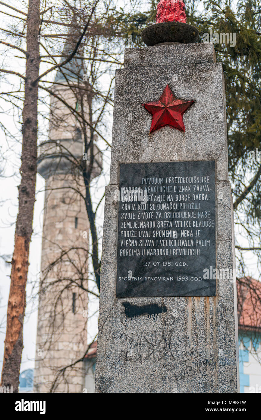 Monument communiste à Velika Klaus centre-ville, dans le parc à côté de la mosquée de la ville, dans la région de l'ouest de la Bosnie Banque D'Images