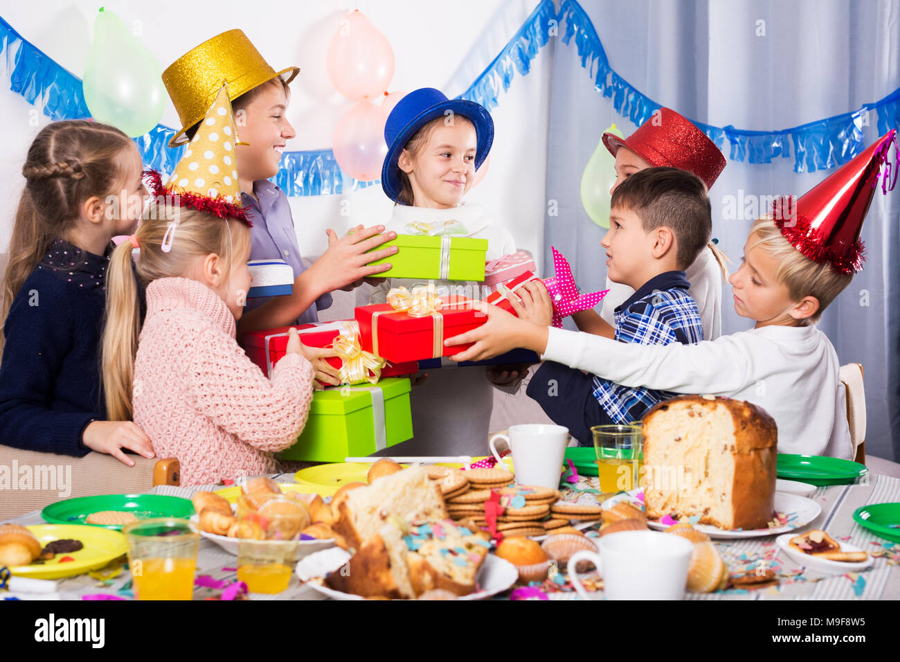 Les Garcons Et Les Filles A Donner Des Cadeaux Anniversaire Fille Pendant Le Diner Photo Stock Alamy Les Garcons Et Les Filles A Donner Des Cadeaux Anniversaire Fille Pendant Le Diner Photo Stock Alamy