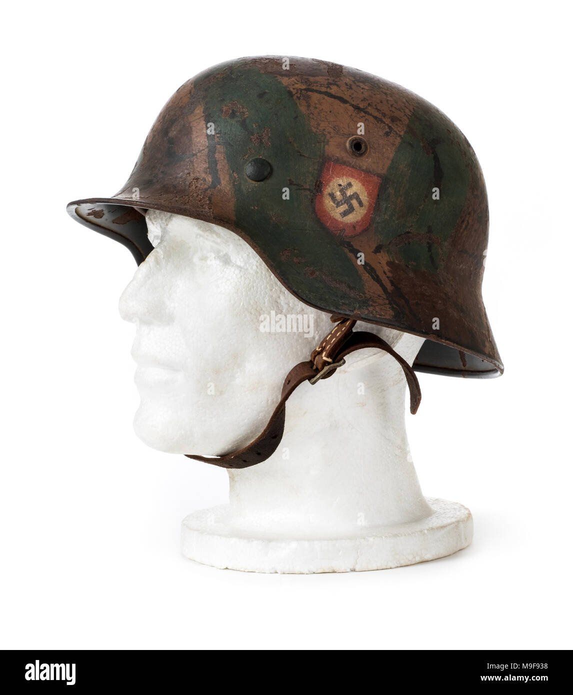 WW2 Troisième Reich allemand 'SS' casque d'acier (M40 Stahlhelm) à partir de 1940 avec les autocollants d'origine Swastika et SS, faite par Eisen und Huttenwerke A.G, Thale. Banque D'Images