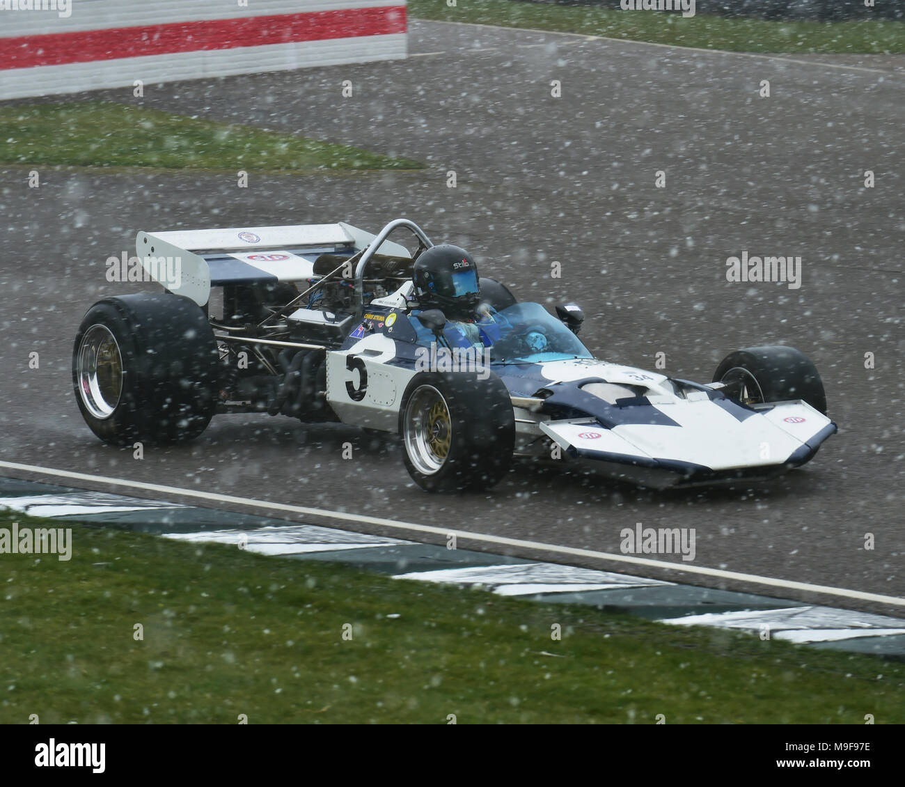 Chris Atkinson, Surtees-Chevrolet TS8, Formule 5000, F5000, neige, Blzzard, 76e réunion des membres, Goodwood, en Angleterre, en mars 2018, Sussex, Autosport, ca Banque D'Images