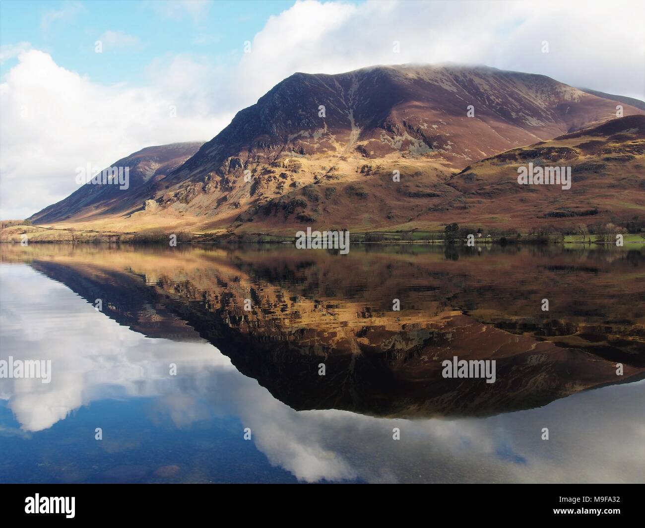 Grasmoor reflète dans Crummock Water, Parc National de Lake District, Cumbria, Royaume-Uni Banque D'Images