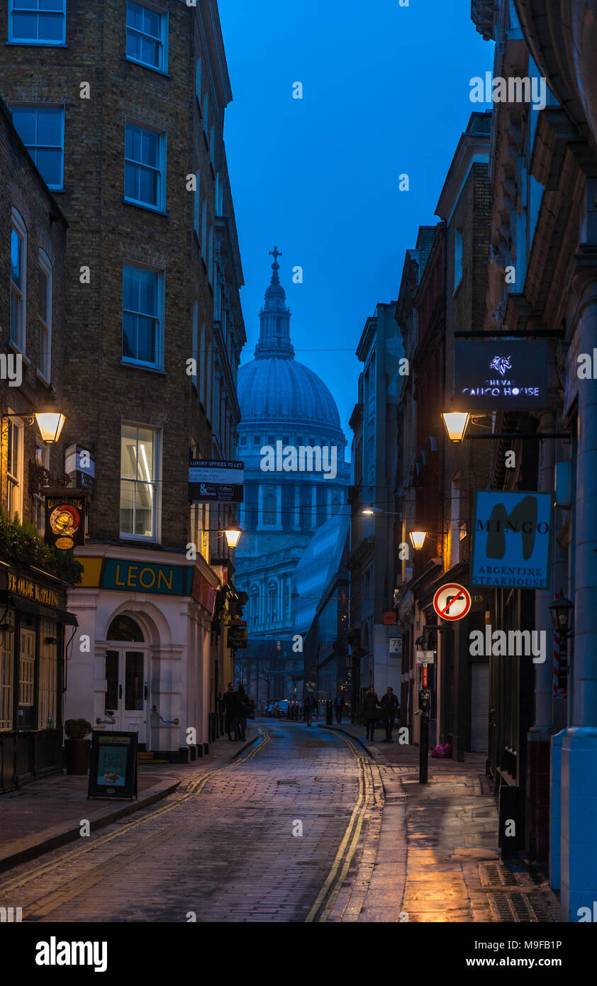 Watling Street scene avec la Cathédrale St Paul sur l'arrière-plan, London, EC4M, England, UK. Banque D'Images