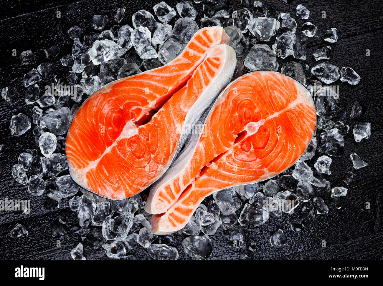 Pavé de saumon sur la glace, vue du dessus Banque D'Images