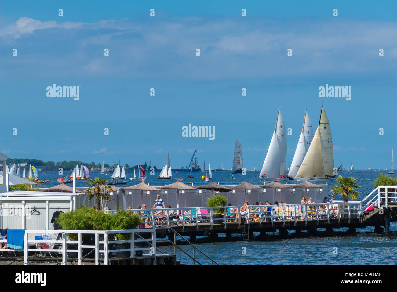 Bateaux à voile sur le Fjord de Kiel Kiel pendant les "semaines" ou "Kieler Woche", le plus grand événement dans le monde de la voile, Kiel, Schleswig-Holstein, Allemagne Banque D'Images