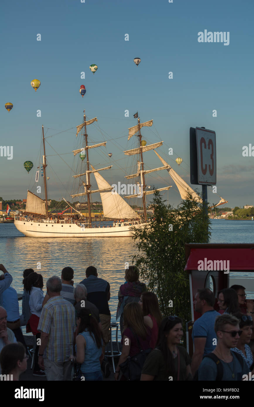 Traversée du Fjord de Kiel de ballons pendant les "Semaine de Kiel" ou "Kieler Woche", le plus grand événement dans le monde de la voile, Kiel, Schleswig-Holstein, Allemagne Banque D'Images