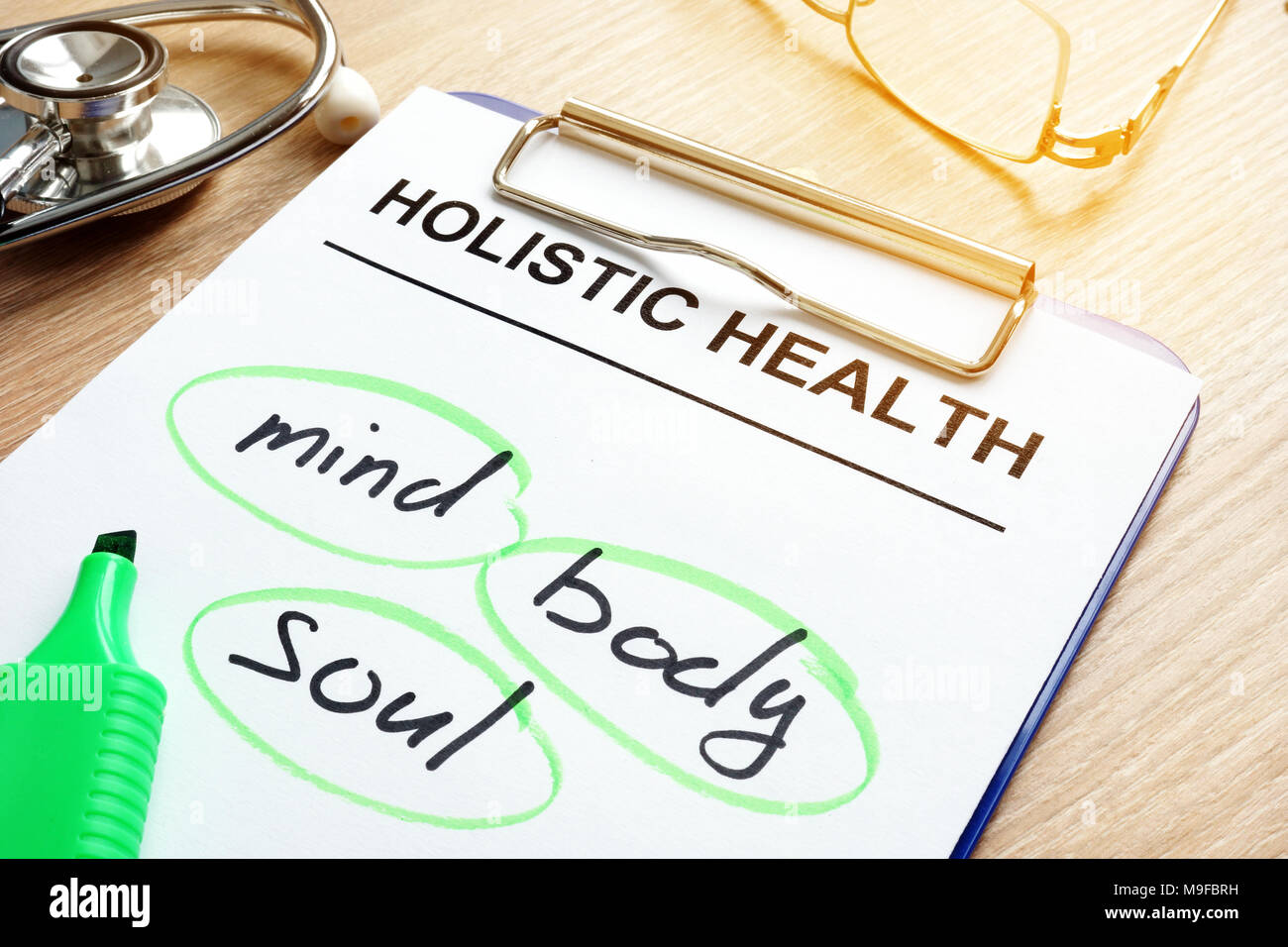 Presse-papiers à la santé holistique et mots esprit, corps et âme. Banque D'Images