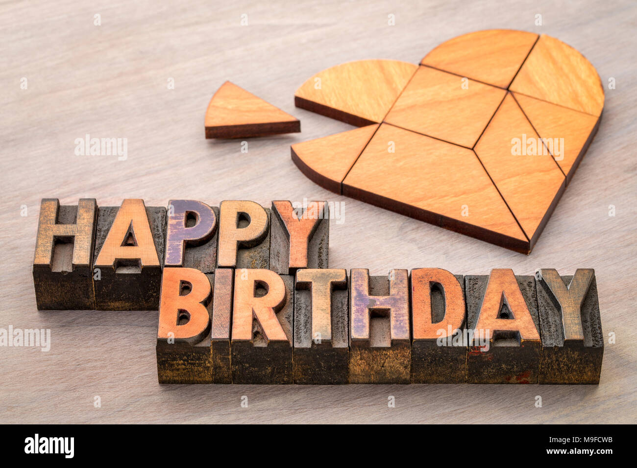 Joyeux Anniversaire Carte De Souhaits Texte En Typographie Vintage Type De Bois Avec Un Coeur Tangram Photo Stock Alamy
