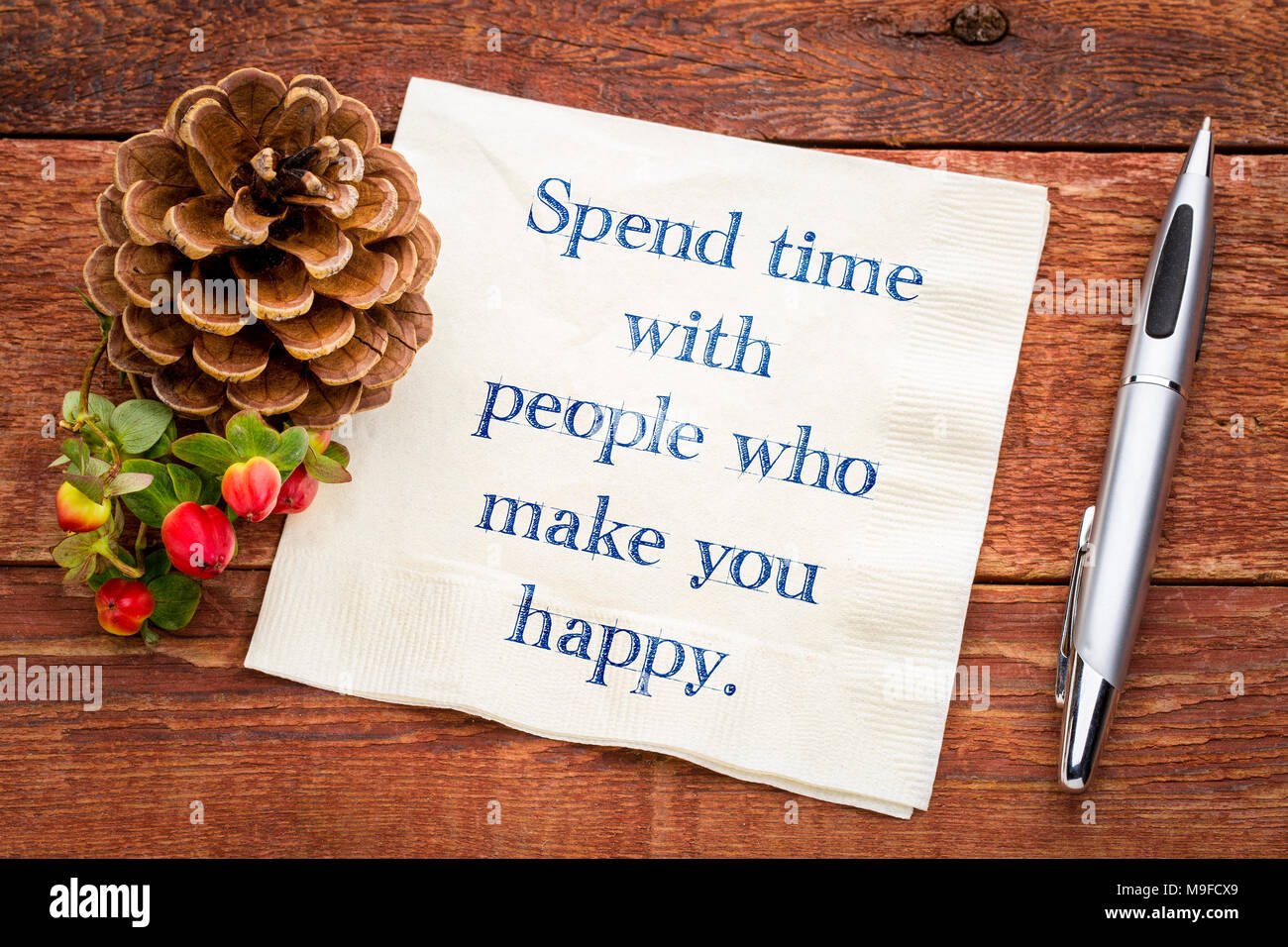 Passez du temps avec des gens qui vous rendent heureux. Écriture sur une serviette avec une tasse de thé Banque D'Images